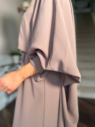 Griechisches Taupe-Kleid