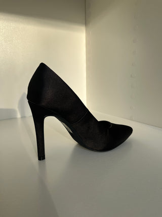 Vida Black Court Shoes